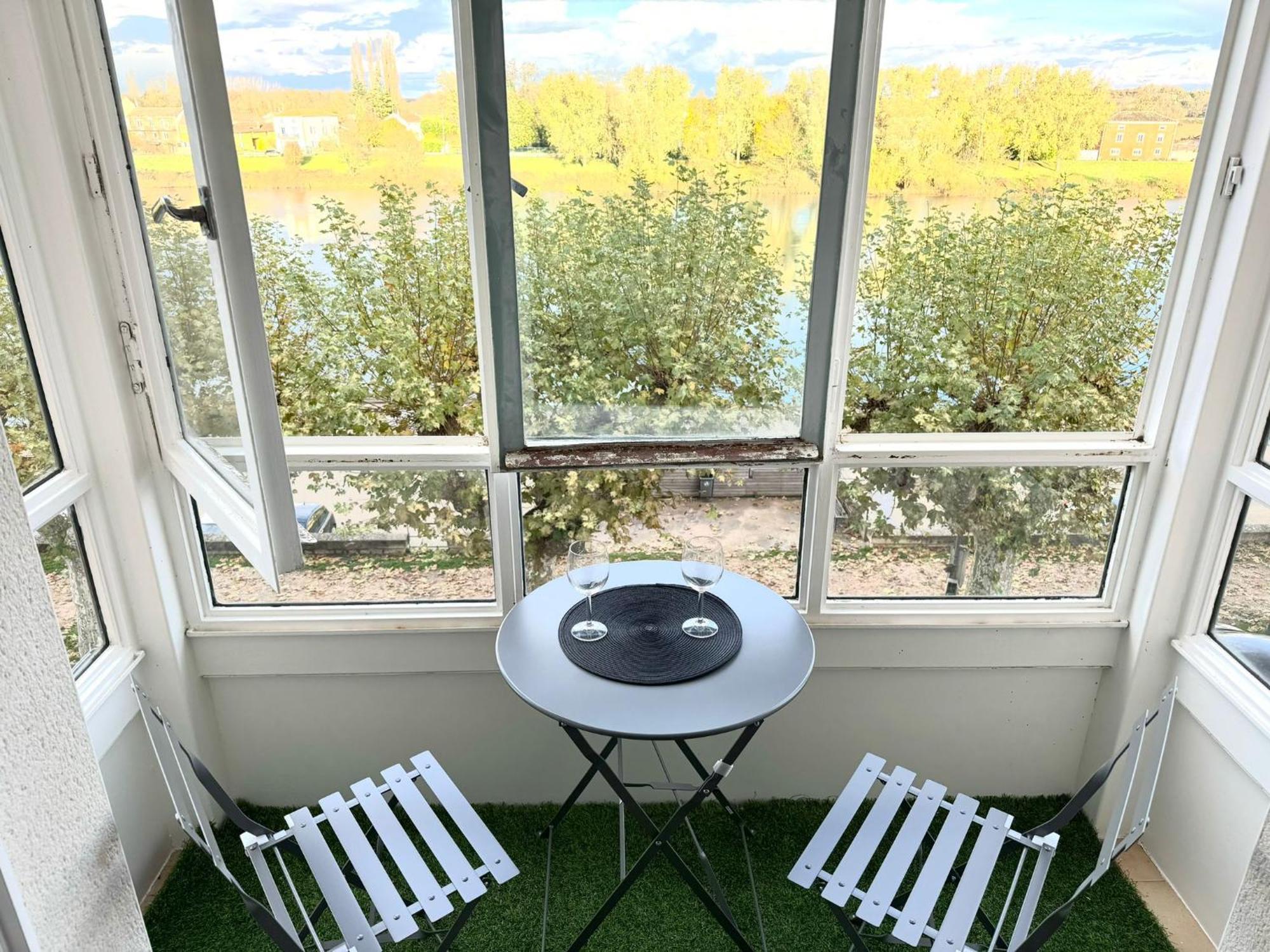 Appartement Quai Saone - By Primo C0Nciergerie Tournus Exterior photo